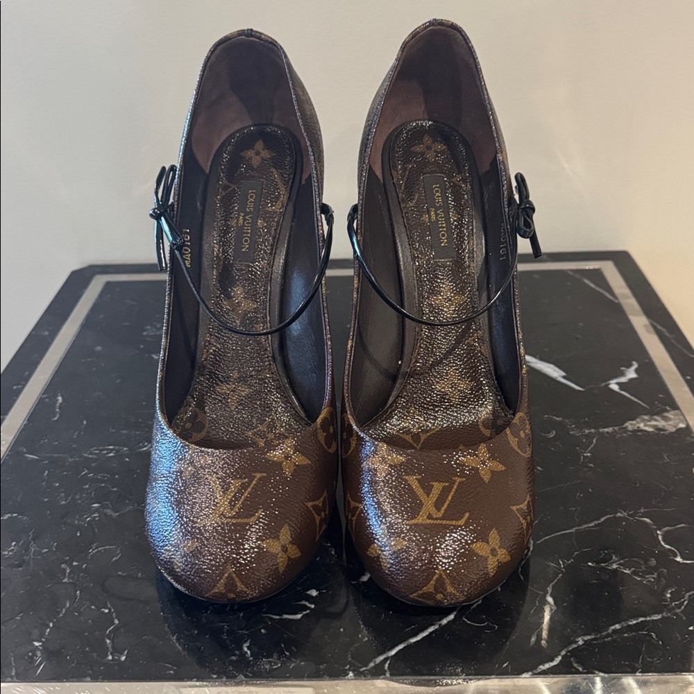 Louis Vuitton FETISH RARE runway mary Jane bow heels 39.5 EUC - Picture 4 of 9
